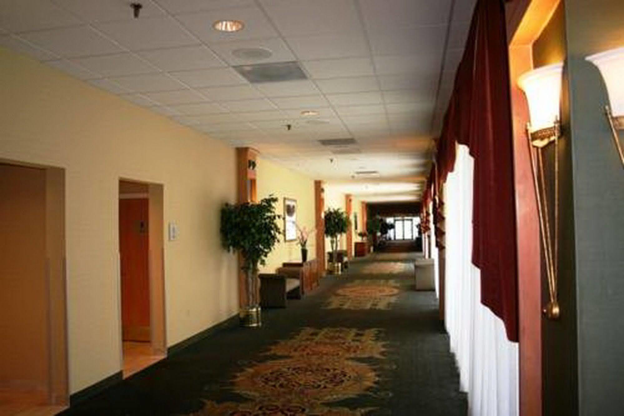Magnuson Grand & Conference Center Somerset-Bridgewater ภายนอก รูปภาพ